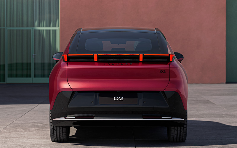 LYNK & CO 02 von hinten
